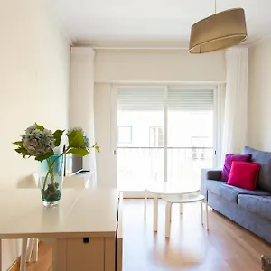 Joivy Bright 2br Apt With River Views &balcony In Alfama, Moments From Santa Apolonia Train Station Lisbon